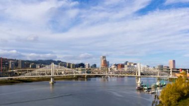 Zaman atlamalı bulutlar üzerinde şehir otomatik trafik Marquam Köprüsü'nde ve Tillikum geçiş 4k Portland Oregon'da Willamette Nehri üzerinde