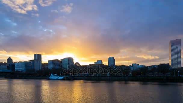 Tidsfördröjning för moln och biltrafik längs Willamette River waterfront i centrala Portland Oregon på färgglada sunset 4k — Stockvideo