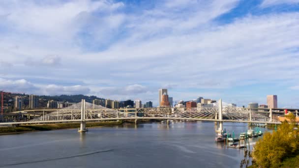 Tidsfördröjning för moln över staden auto trafik på Marquam bro och Tillikum passerar över Willamette River i Portland Oregon 4k — Stockvideo