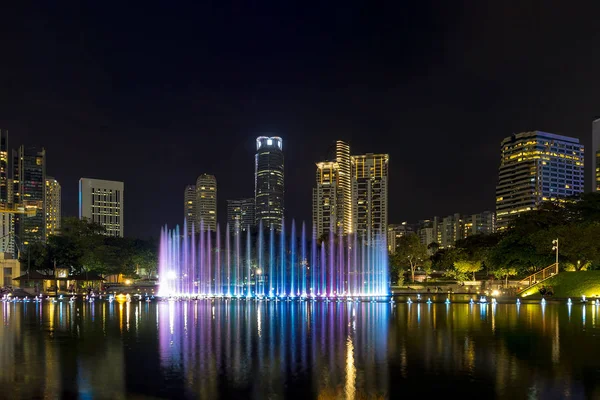 Kuala Lumpur City Skyline por Symphony Lake en la noche — Foto de Stock