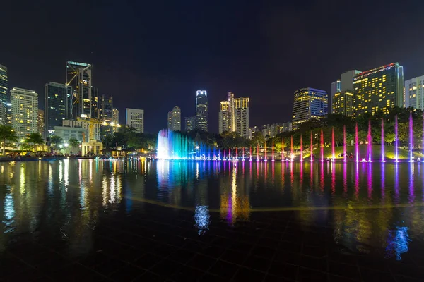 吉隆坡夜天际线从吉隆坡城市中心公园 — 图库照片