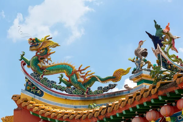 Drago cinese e Phoenix sul tetto del tempio — Foto Stock