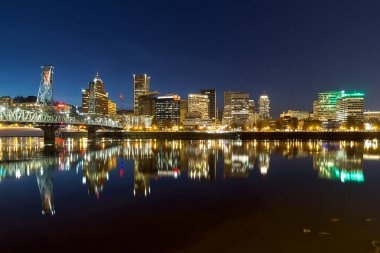 Portland şehir manzarası yansıma Willamette Nehri üzerinde