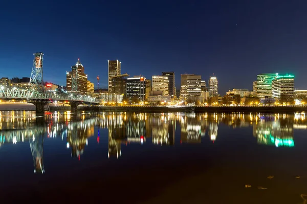 Portland şehir manzarası yansıma Willamette Nehri üzerinde — Stok fotoğraf