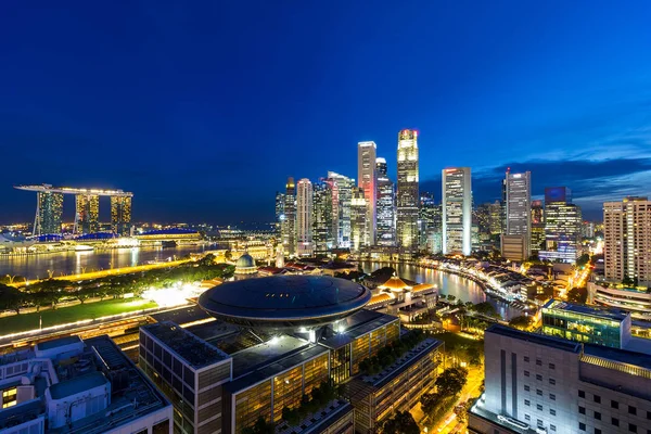 Panoráma města Singapur centrální obchodní čtvrti v modré hodiny — Stock fotografie