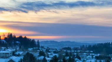 Zaman atlamalı film Happy Valley Oregon banliyö konut evler üzerinde güzel günbatımı karlı bir kış üzerinde 4 k uhd akşam