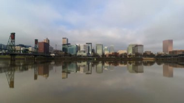 Hareketli zaman atlamalı bulutlar ve trafik şehir Portland Oregon şehir manzarası ve Willamette Nehri 4096 x 2304 uhd boyunca mükemmel su yansıma ile auto