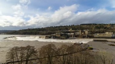 Zaman atlamalı bir uzun ağır yağış 4k uhd sonra Willamette Falls Oregon City üzerinde gökyüzü ve bulutlar