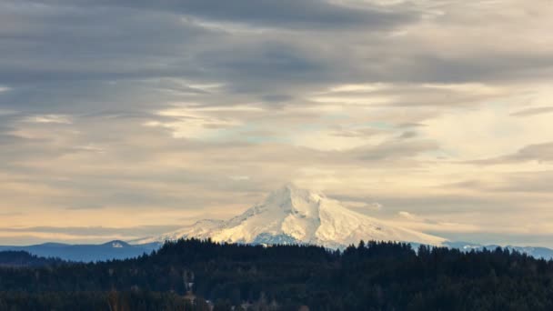 Lapso de tempo de mover o céu azul e nuvens brancas sobre neve coberta Monte Hood no Oregon Portland 4K uhd — Vídeo de Stock