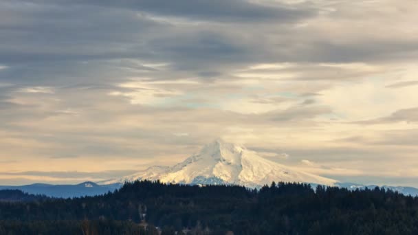 Zeitraffer von bewegten weißen Wolken und blauem Himmel über schneebedeckter Motorhaube in Portland oregon 4k uhd — Stockvideo