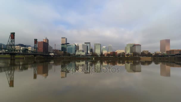 Lapso de tempo de mover as nuvens e auto centro de tráfego Portland Oregon com o horizonte da cidade e reflexão perfeita da água ao longo do Rio Willamette 4096 x 2304 uhd — Vídeo de Stock