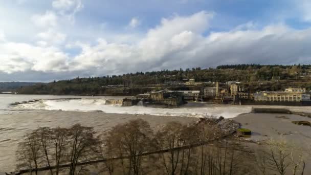 Časová prodleva mraků a obloha nad vodopády Willamette v Oregon City po dlouhé silné srážky 4k uhd — Stock video