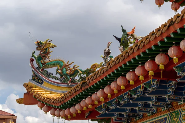 Escultura Dragón y Grulla en el Techo del Templo Chino — Foto de Stock