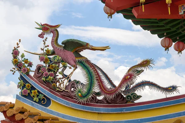 中国寺庙屋顶上凤凰雕塑 — 图库照片