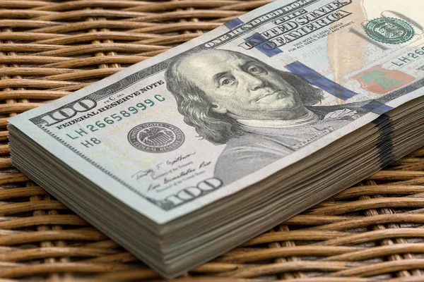 Стек 100 доларів США біллів на плетеному тлі — стокове фото