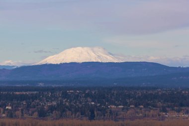 Helens Dağı mavi gökyüzü ile kar kaplı