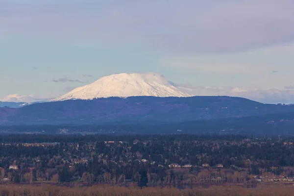 Schneebedeckter Mount st helens mit blauem Himmel — Stockfoto