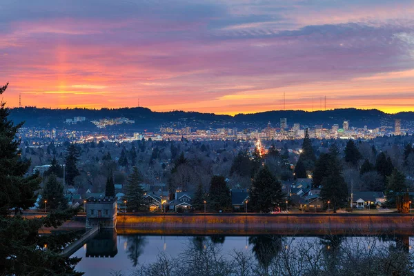 Zonsondergang over de berg Tabor Reservior Portland Oregon — Stockfoto