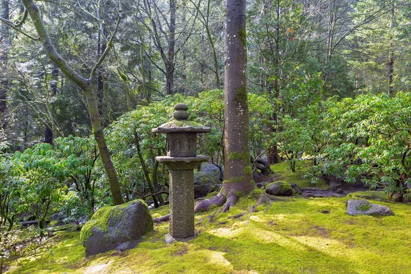 Pietra Pagoda Lanterna al Giardino Giapponese — Foto Stock