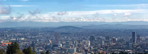 Paisaje urbano de Portland con vista diurna de Mt Hood Panorama — Foto de Stock