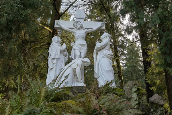 İsa çapraz mermer heykeli çivilenmiş — Stok fotoğraf