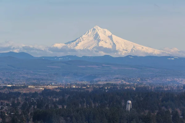 Pokryte śniegiem Mount Hood z błękitnego nieba — Zdjęcie stockowe