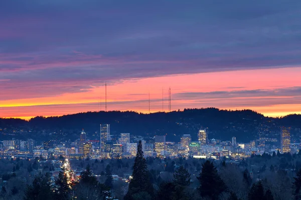Barevný západ slunce nad města Portland — Stock fotografie