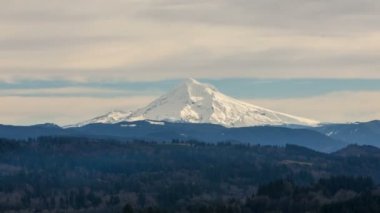 Portland Oregon 4096 x 2304 uhd Jonsrud açısından Mount Hood zaman atlamalı hareketli bulutların üzerinde beyaz kar kaplı