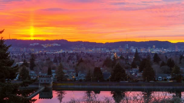 Сверхвысокое разрешение 4к-хронометраж фильма цветного заката и движущихся облаков над центром города Портленд Орегон — стоковое видео