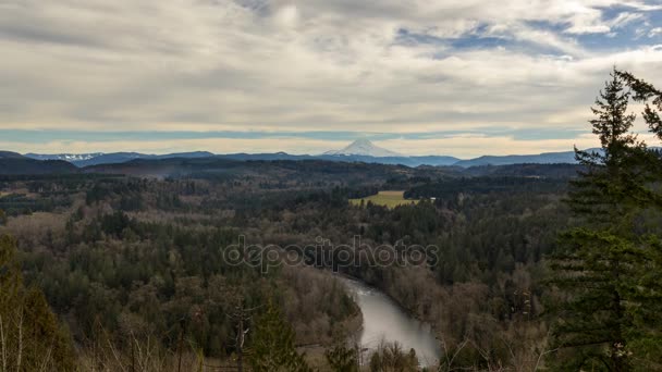 Ultra HD 4 k tijd lapse film van wolken en lucht over het weidse uitzicht op Sandy River en sneeuw bedekt Mount Hood vanuit Jonsrud oogpunt in Oregon een winterdag bij zonsondergang 4096 x 2304 uhd — Stockvideo