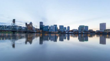 Zaman atlamalı bulutların ya da Portland şehir manzarası ile Hawthorne köprü mavi saat gece 4k ultra yüksek çözünürlüklü uhd içine içine gün ışığı dan güzel su yansıması ile Willamette Nehri üzerinde