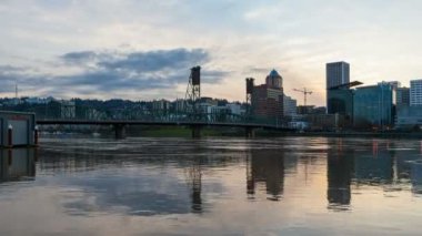 Zaman atlamalı sunset ve bulutlar üzerinde şehir Portland Oregon ve Hawthorne köprü mavi saat ve gece 4k uhd içine su yansıması ile