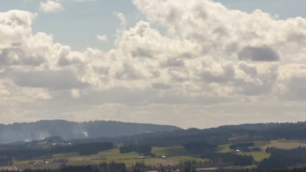 Časová prodleva pohybující se mraky a mlha převrácení Chehelam hory a údolí řeky Tualatin s vinicí a expanzivní šířku zobrazení 4k uhd — Stock video