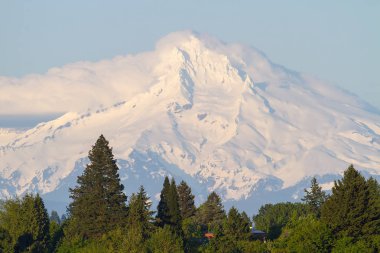 Mount Hood portre üzerinde bulutlar