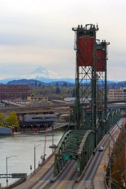Hawthorne Köprüsü ve Mount Hood görünümü