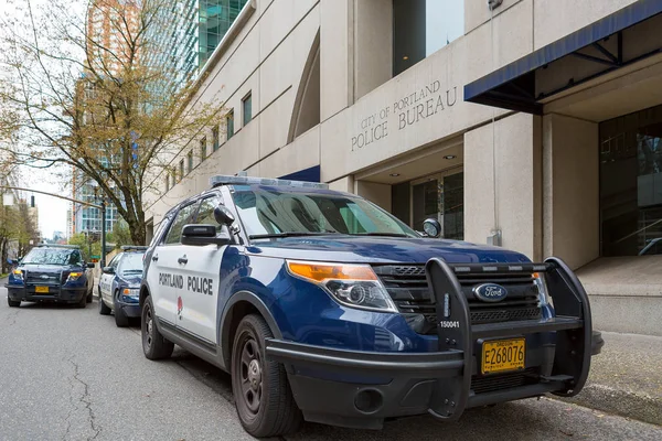 Vehículos de la Oficina de Policía de Portland estacionados en el centro de Portland — Foto de Stock