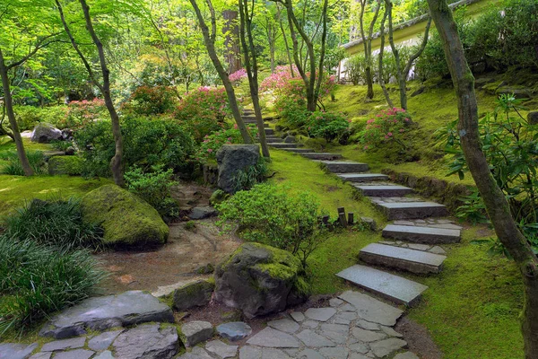 Kamienne schody w ogrodzie japońskim Portland — Zdjęcie stockowe
