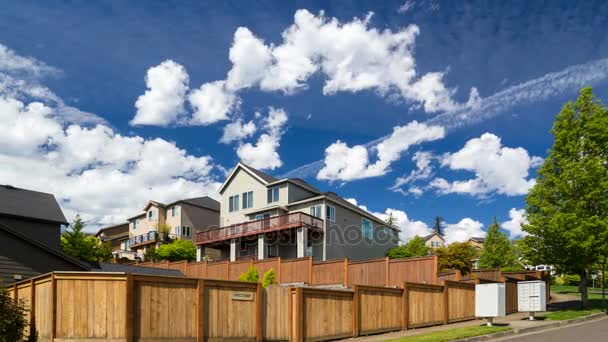 Ultra alta definição 4k filme lapso de tempo de nuvens brancas em movimento e céu azul sobre casas de luxo em Happy Valley Oregon um dia de primavera ensolarado 4096x2304 — Vídeo de Stock