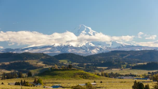 Time lapse película de nubes en movimiento y el cielo sobre la nieve cubierto Mt. Capucha y colinas paisaje huertos de pera en Hood River Oregon temporada de primavera 4k uhd — Vídeos de Stock