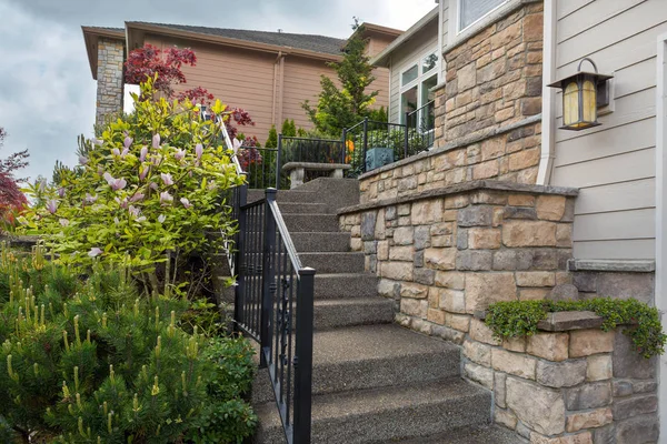 房子前面培养石工作壁板和楼梯 — 图库照片