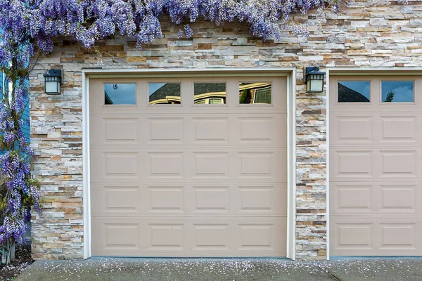 Wisteria Fleurs par Home Portes de garage — Photo