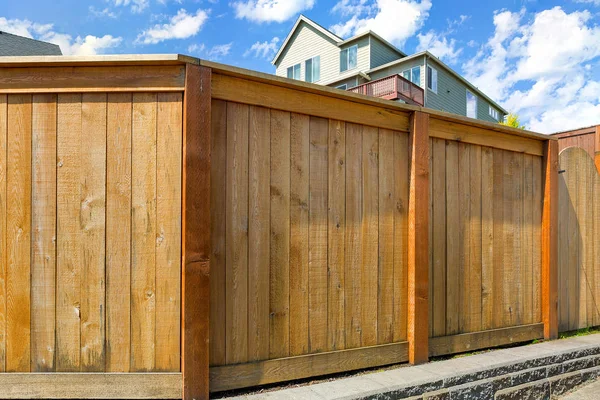 Cerca de madeira do quintal da casa com portão — Fotografia de Stock
