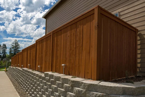 Dřevěný plot a cementové bloky opěrné zdi — Stock fotografie