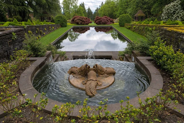 Fuente de agua del trío de delfines en el jardín renacentista —  Fotos de Stock