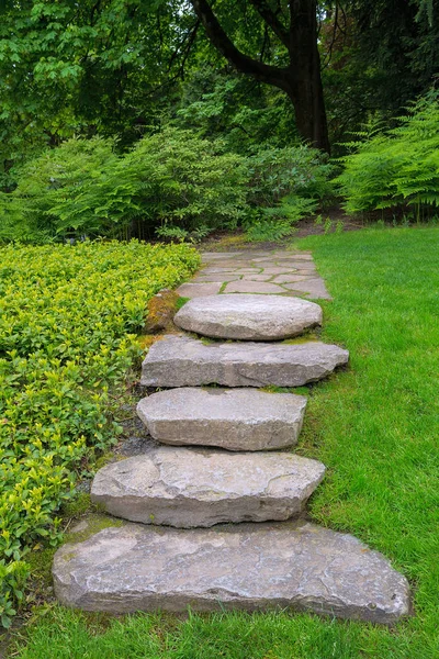 Kamienne schody skałę i fliz ogród ścieżka — Zdjęcie stockowe