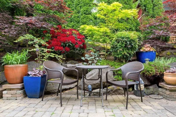 花园餐厅家具与环境美化的后院 — 图库照片