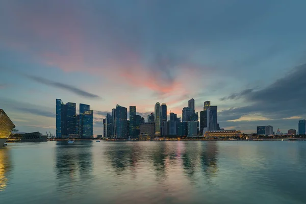 Západ slunce v panoramatu Marina Bay v Singapuru — Stock fotografie