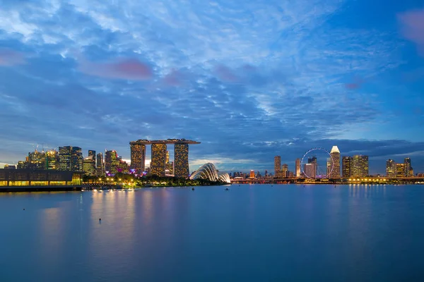 Skyline van Singapore Entetainment District tijdens het blauwe uur — Stockfoto