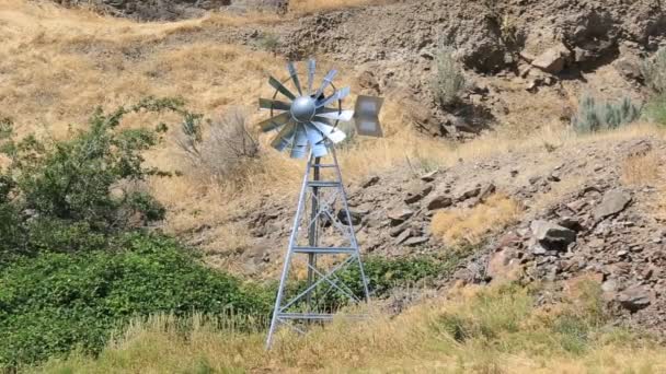 Vysokým rozlišením 1080p video přesunu větrný mlýn provzdušňovačem struktury ve vysokých poušti v centrálním Oregonu 1920 × 1080 hd — Stock video