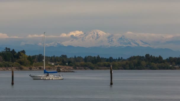 Film upływu czasu toczenia białe chmury nad śniegiem pokryte Mt. Baker wzdłuż zatoki Semiahmoo w Waszyngtonie państwa Usa 4k uhd — Wideo stockowe